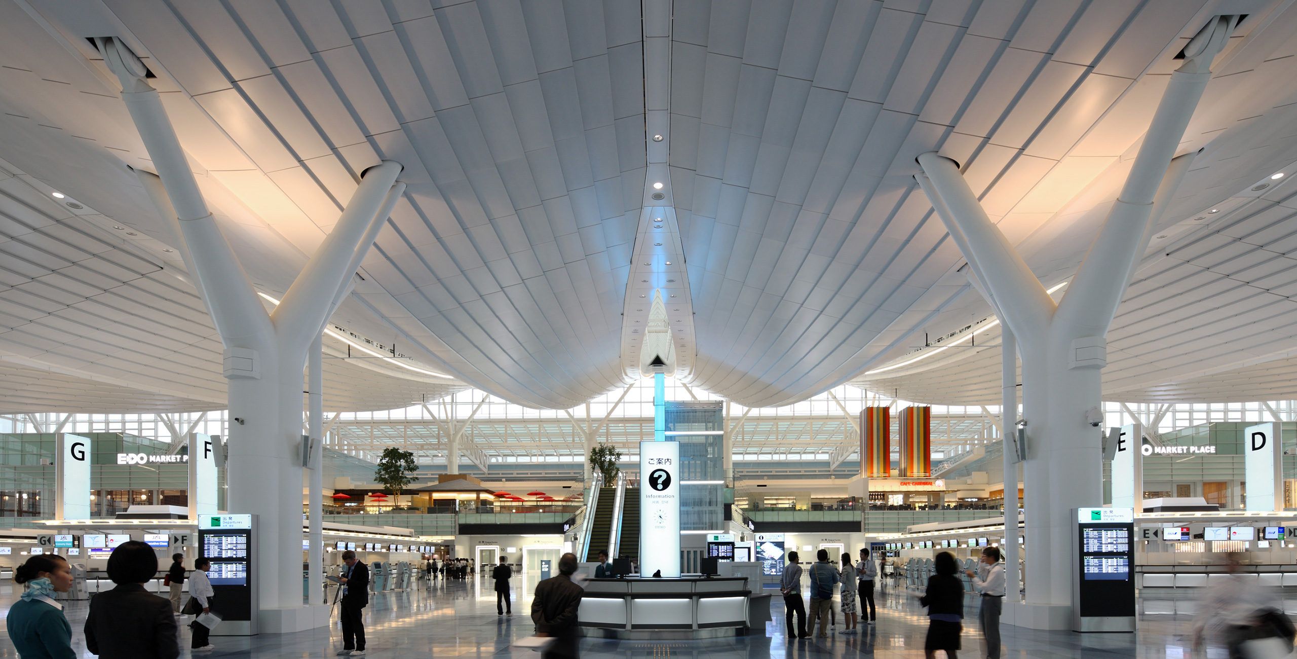 羽田空港のターミナル内観。